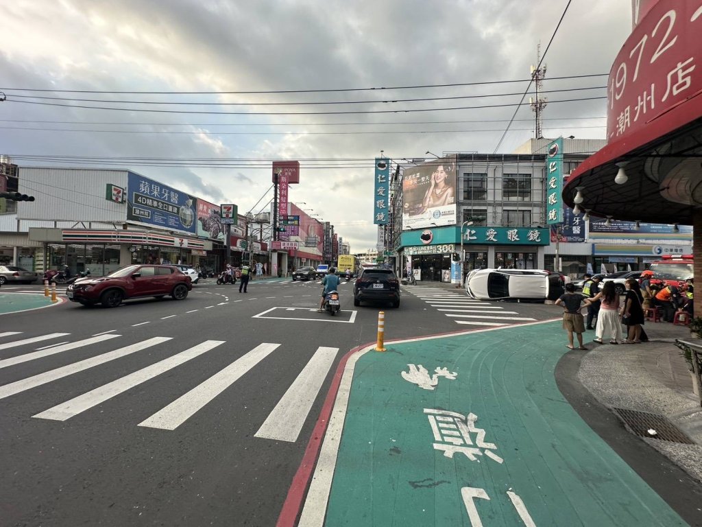 自作自受! 屏東女駕駛疑恍神 追撞前車自撞翻覆 民眾驚嚇報警
