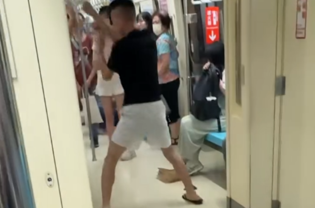 影／台北捷運2男互毆！疑因插隊爆衝突「車廂變擂台」　乘客急閃勸架