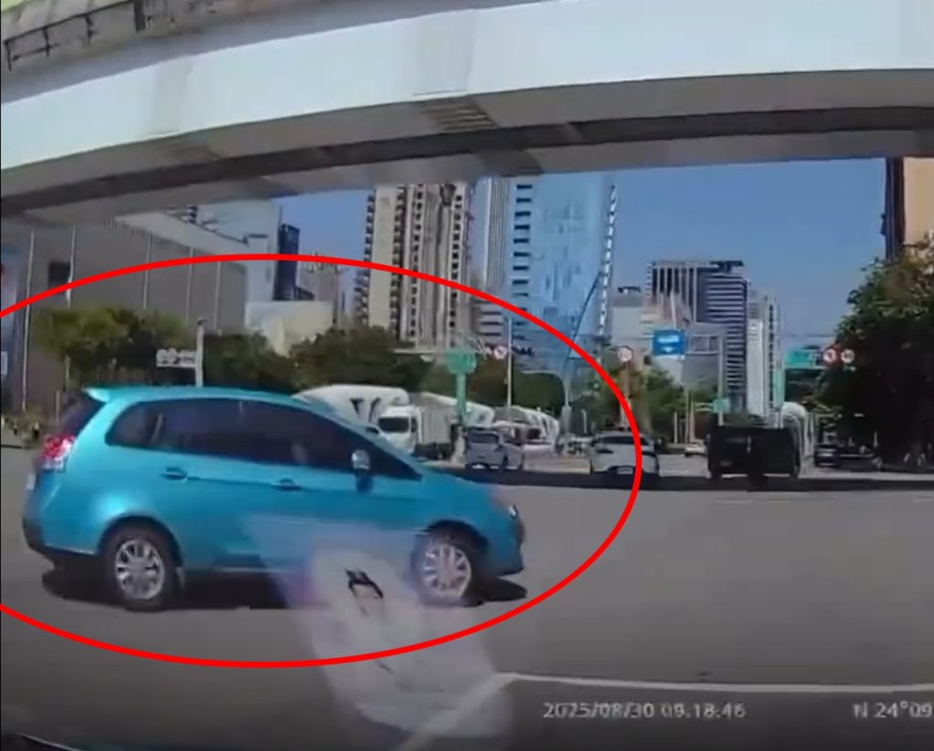 快車道硬右轉！藍色轎車台中台灣大道快車道突鬼切　險象環生