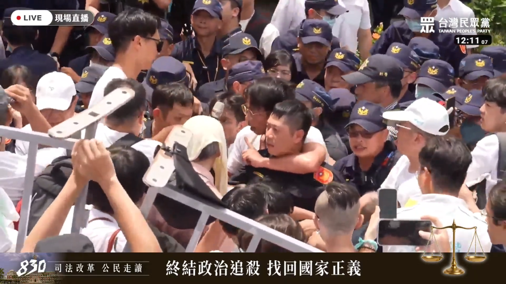 申請未過就上街！民眾黨「文化走讀」爆衝突…8警受傷　警政署震怒嚴查