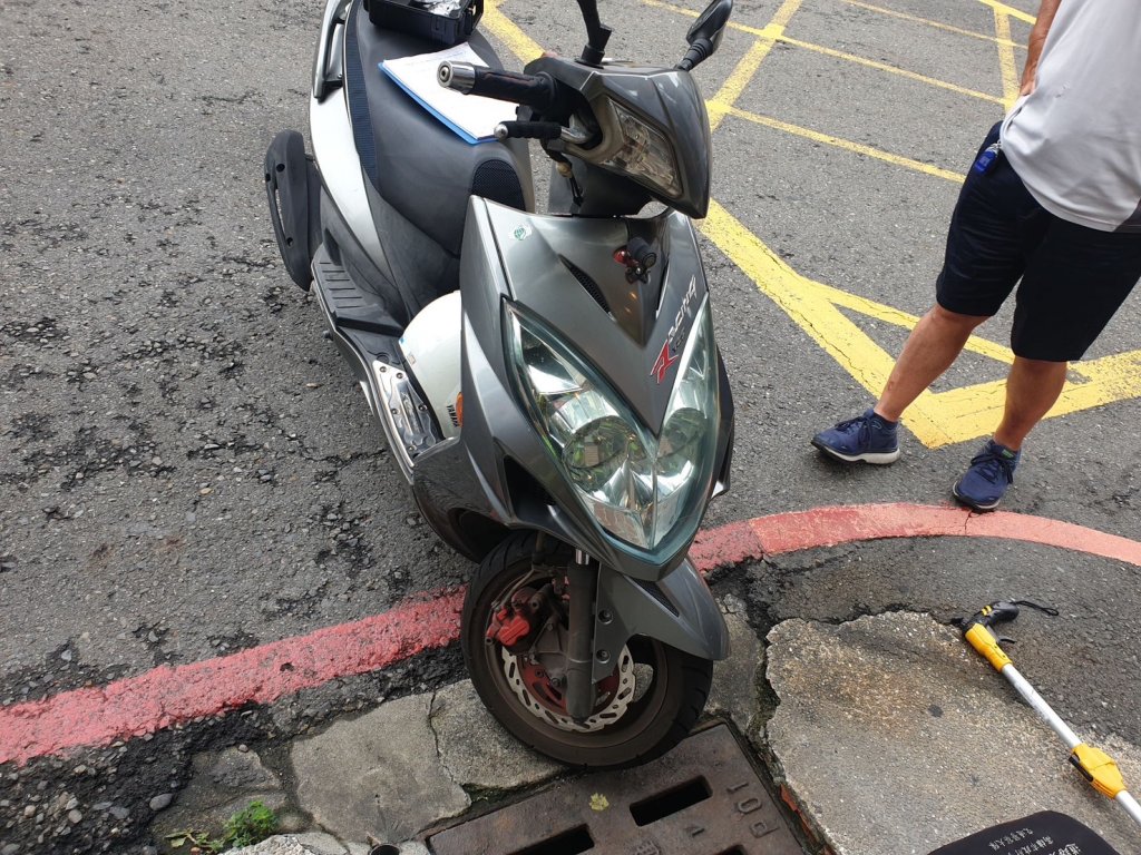 婦人違規穿越馬路遭撞到送醫 63歲騎士沒注意釀禍挨罰