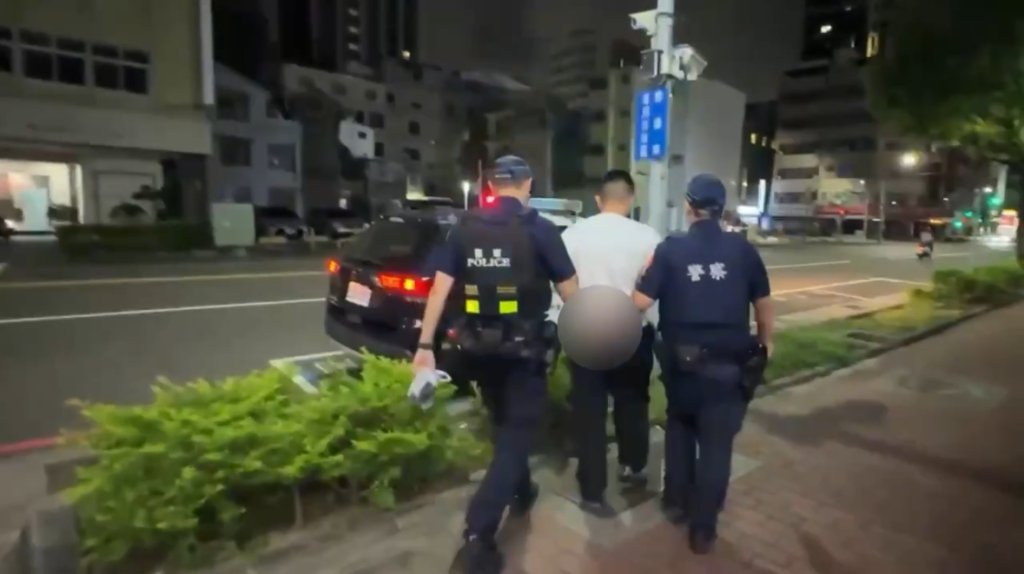 高雄輕軌驚見偷拍狼! 25歲男大義站旁偷拍女子 當場被逮秒認罪