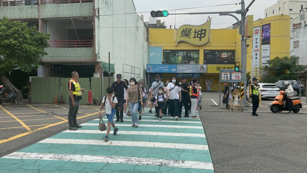 開學了!彰縣警局婦幼隊及各分局派員警護童 並加強校園安全