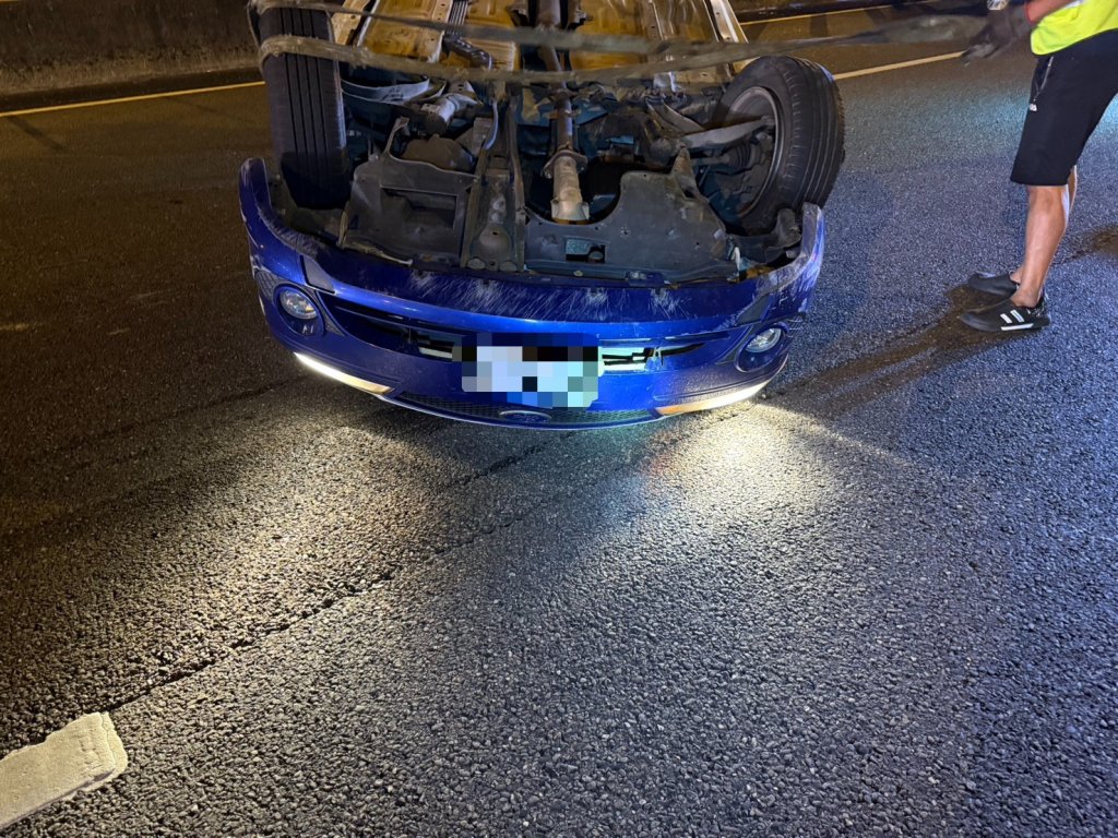 新／國3南下2車碰撞！1翻車朝天　1男2女送掛彩送醫