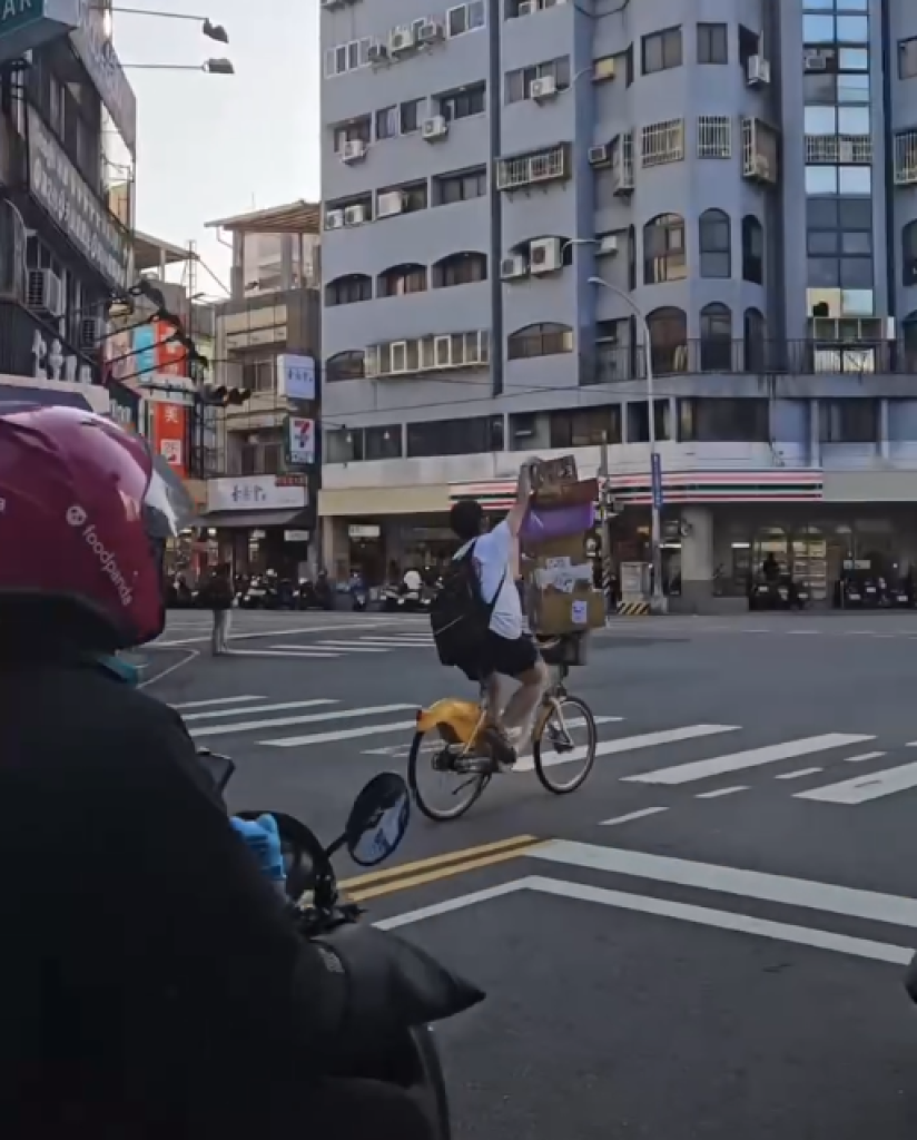 台中驚見「箱子版特技騎士」　U-Bike一路疊高高還逆向