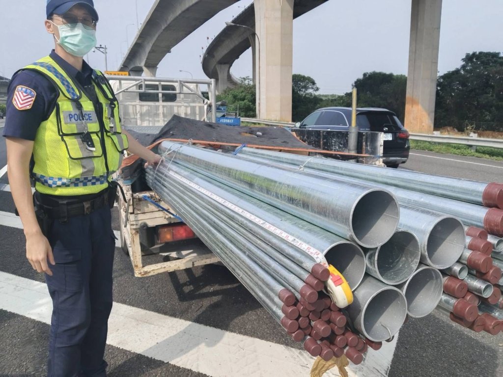 行駛國道載運鋼管超長！　國道警察攔車開罰