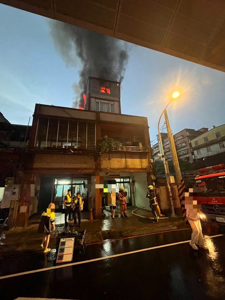土城中央路火警！　4樓建築頂樓鐵皮加蓋冒出火煙