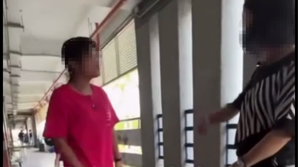 有片／台南國二女學生失控！老師勸快回家竟嗆「求我啊」　手指狂挑釁畫面曝