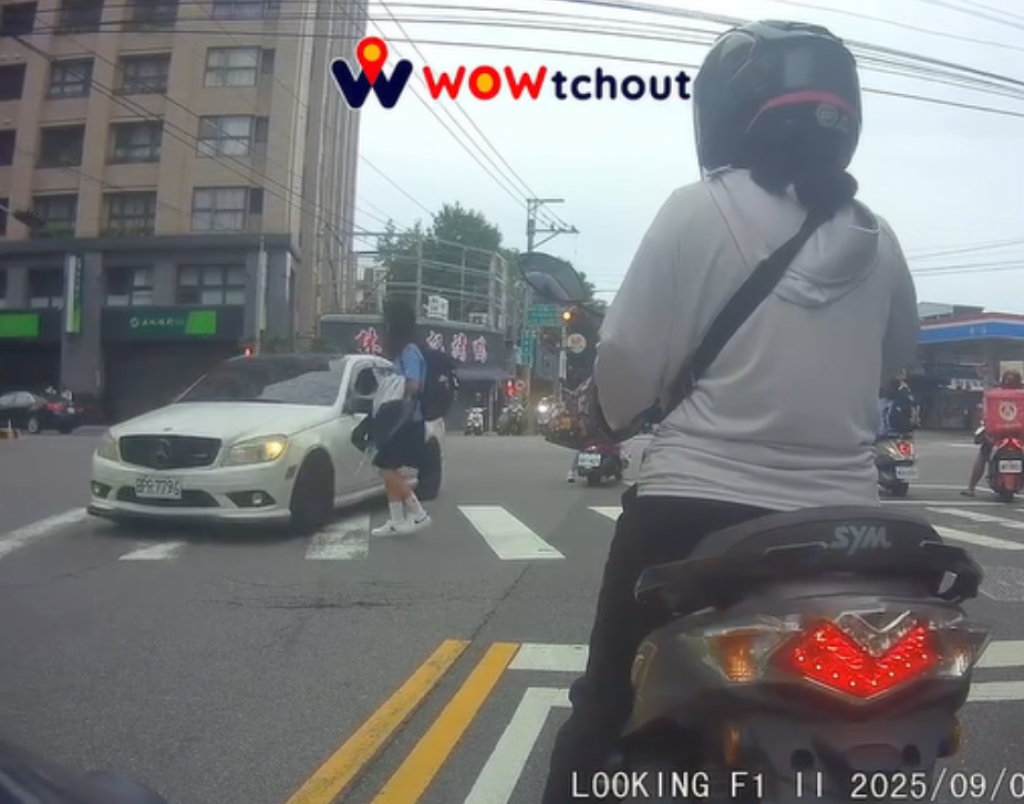 女學生過馬路差點「被收掉」！台中烏日賓士車無視行人惹眾怒