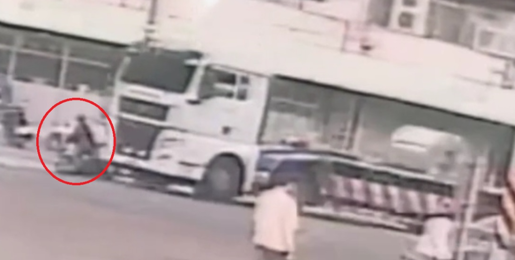 梧棲死亡車禍！ 　騎機車婦人遭拖板車撞倒輾過當場慘死