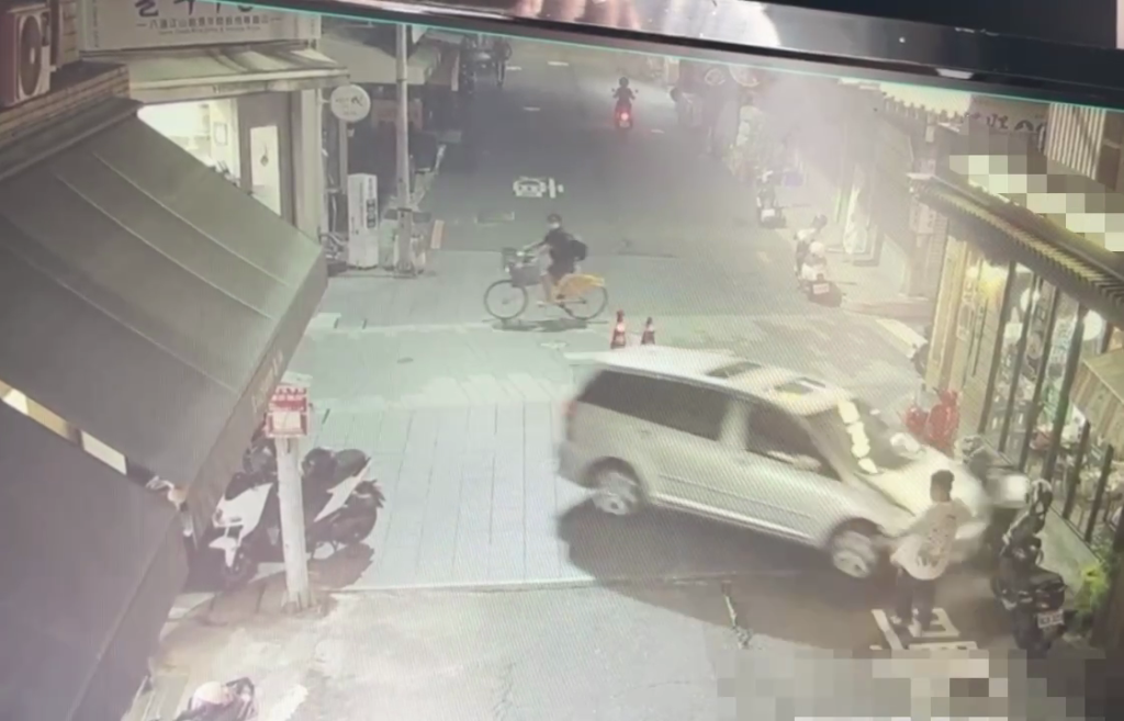 有片／台南76歲翁出事！國華街暴衝撞機車…路人急跳開　網嘆：又高齡駕駛