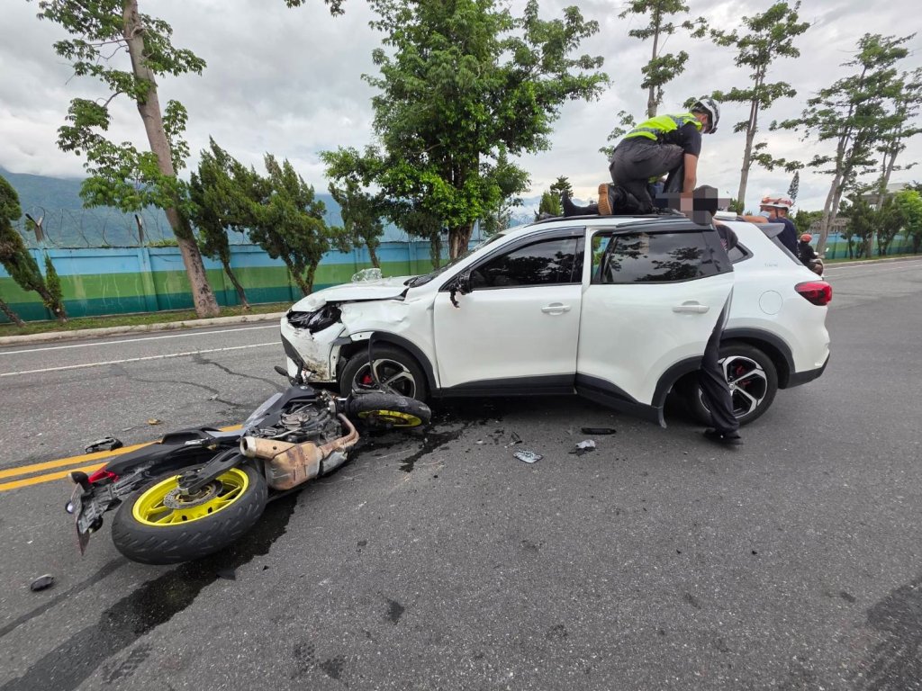 花蓮汽車與大型重機相撞　騎士手腳骨折送醫