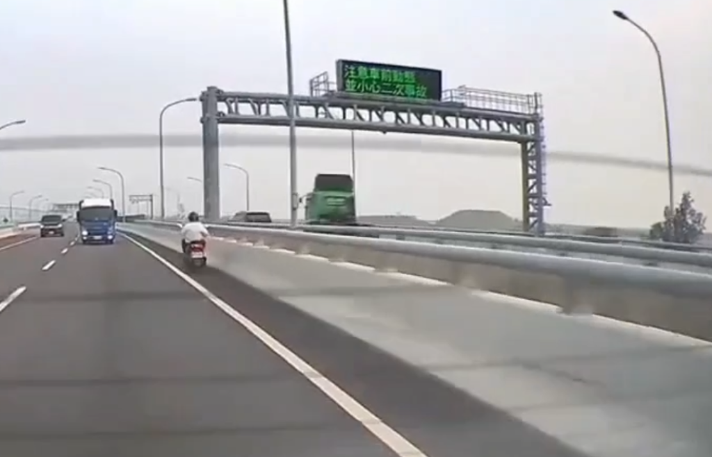 嚇人！ 　國道2號甲線機車逆向行駛
