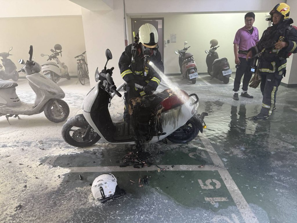 離奇！　台中大樓停車場內電動機車自燃
