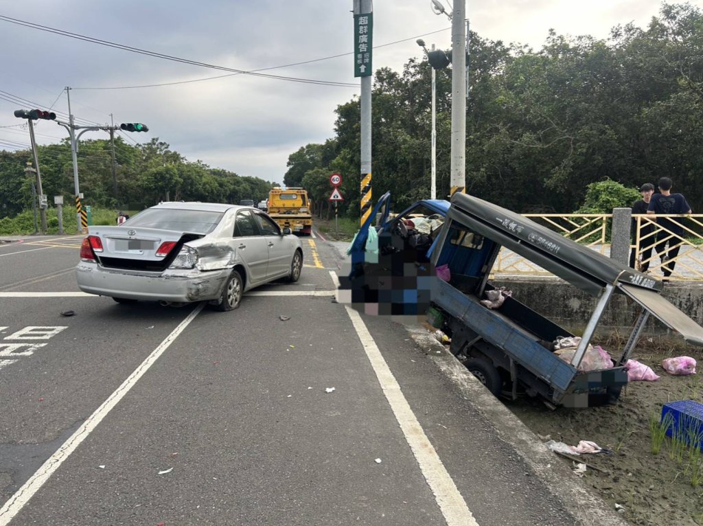屏東嚴重車禍！小貨車猛撞自小客…再衝電桿　駕駛慘死駕駛座