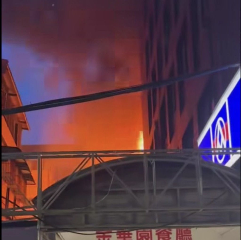 驚！基隆仁愛區2層樓空屋突竄火煙 火舌猛烈 警消急灌救撲滅