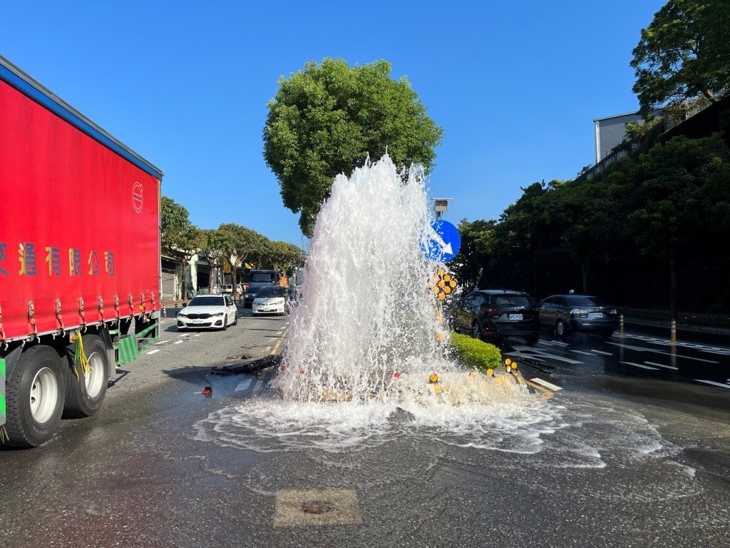 閃迴轉機車失控　龜山特斯拉撞斷自來水排氣閥分隔島湧噴泉