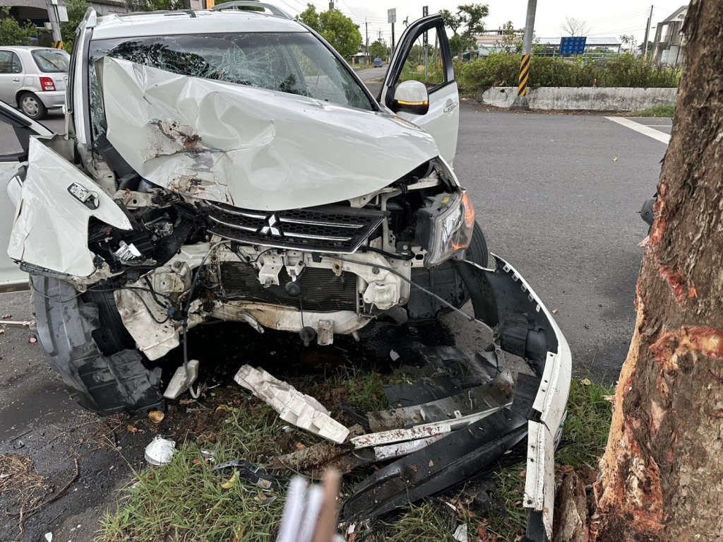 碰!宜蘭三星74歲翁自撞路樹 車頭毀、氣囊爆開送醫不治