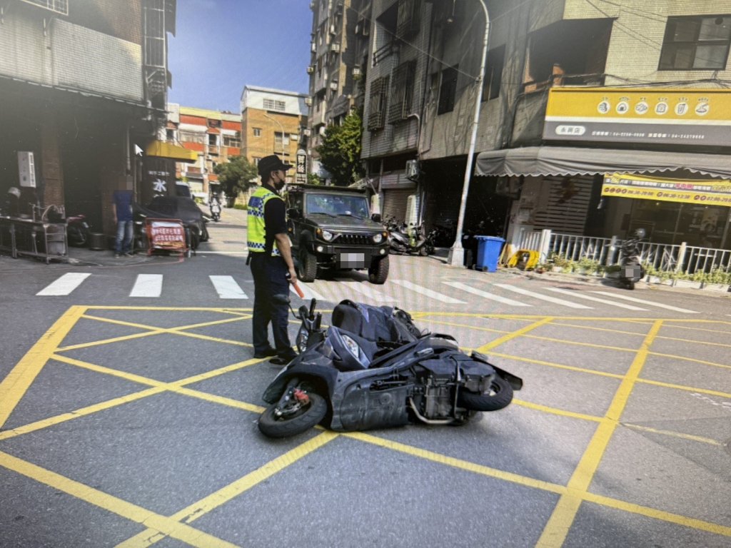 你不讓我也不讓! 台中無號誌路口雙機車未停讓撞在一塊