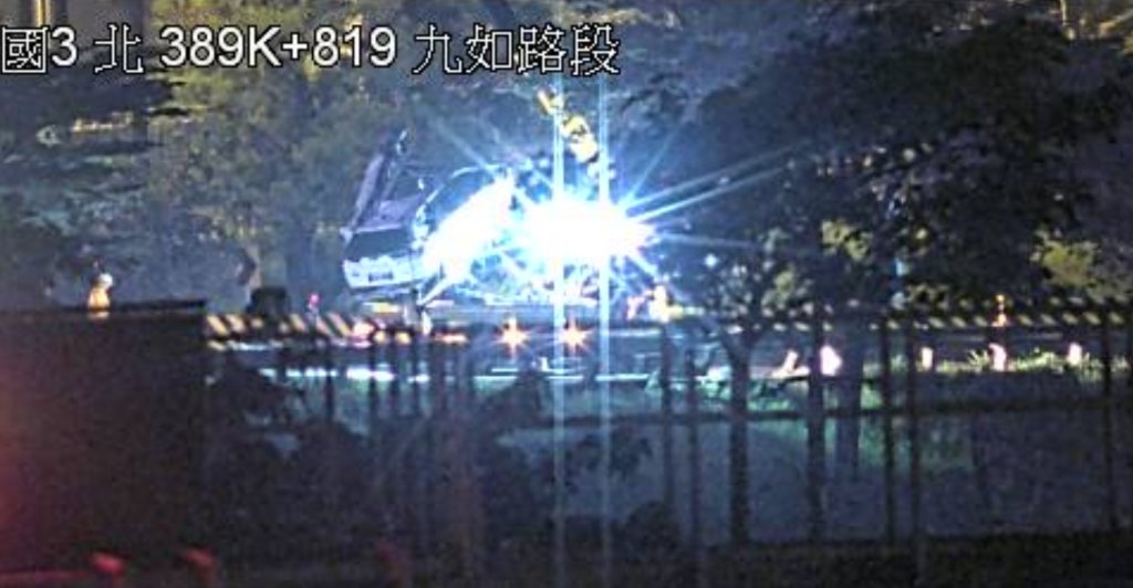 快訊／國3九如交流道嚴重車禍！自小客自撞護欄…1人噴飛車外亡　封閉出口匝道