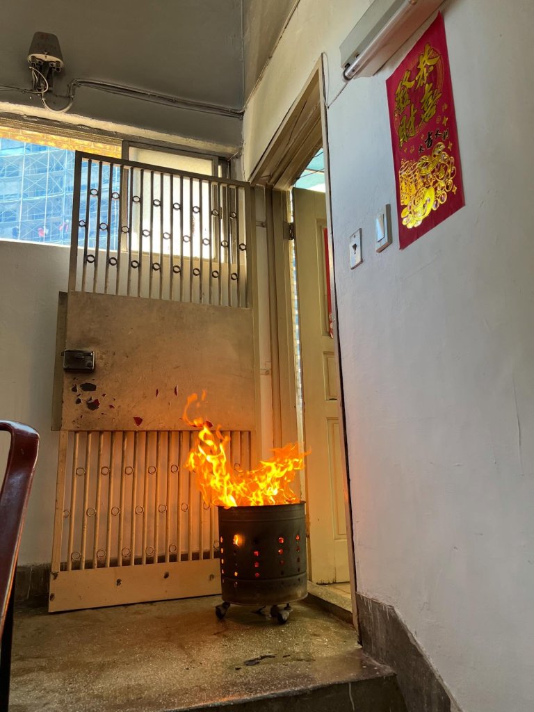 樓梯間驚見燒金紙　住戶憂釀火災：再有下次絕對報警