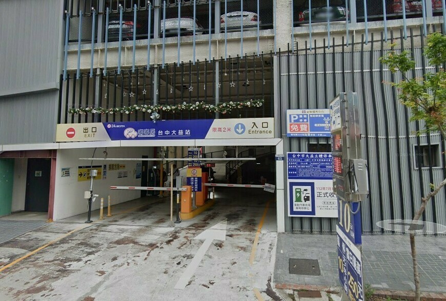 停車場一格停兩車惹議-社區管委會主委帶頭違規引爆住戶不滿