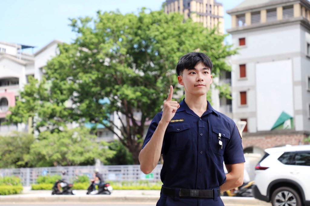 遇黃燈怎麼辦？高雄天菜帥警揭正確做法　護安全荷包