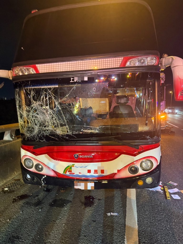 國道10號仁武匝道驚傳車禍　大貨車追撞遊覽車釀2傷