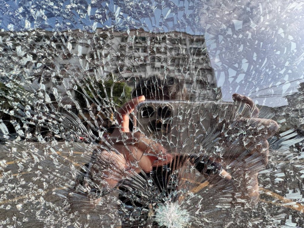 桃園車窗莫名碎裂 警速查明原是工地除草機彈石所致