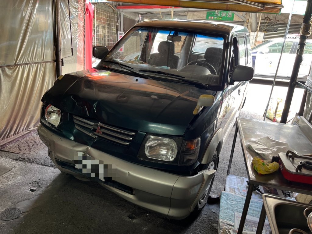 碰！高雄75歲翁「油門當剎車踩」撞進苓雅市場牛排店