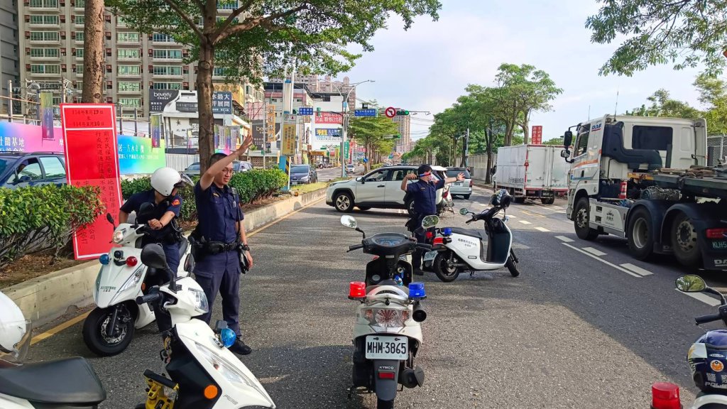 淡水大貨車疑未注意車前距離釀連環追撞　4車佔2車道交通一度「塞爆」