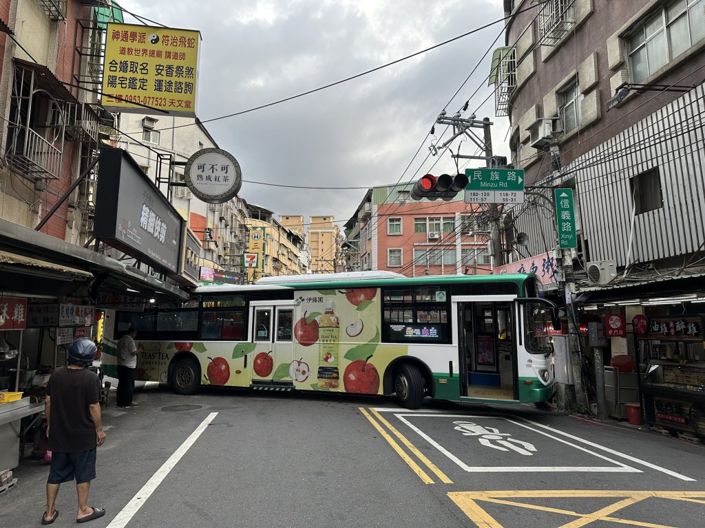 蘆洲學生專車轉彎自撞店家招牌　鐵架破窗插入車內卡路中