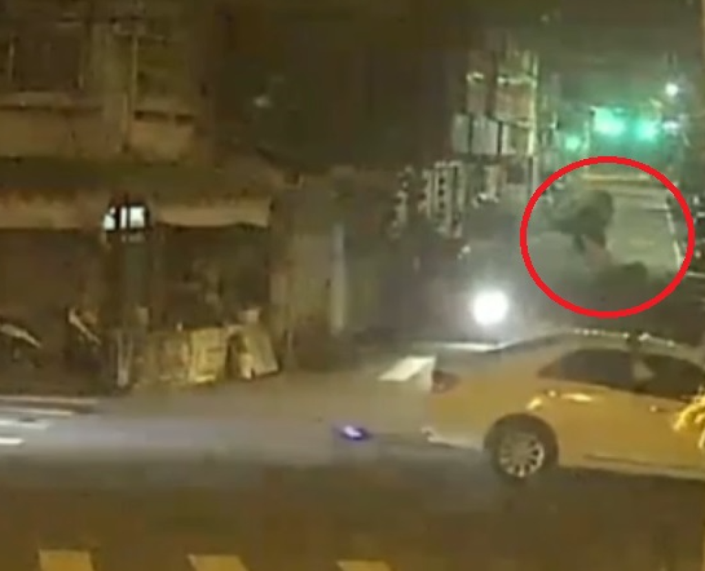 撞擊畫面曝光！台中大里機車遭擊落　機車騎士彈飛車體碎裂