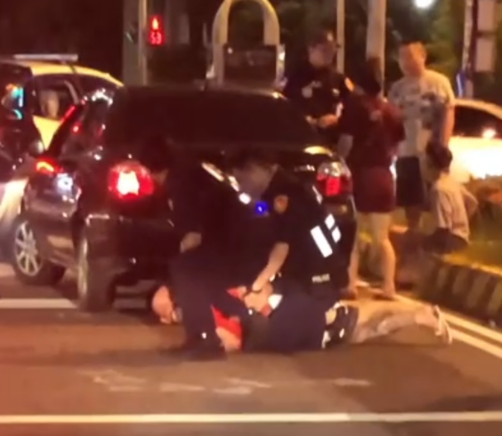 車燈故障露饀！　台中保大員警街頭壓制逮人面曝光