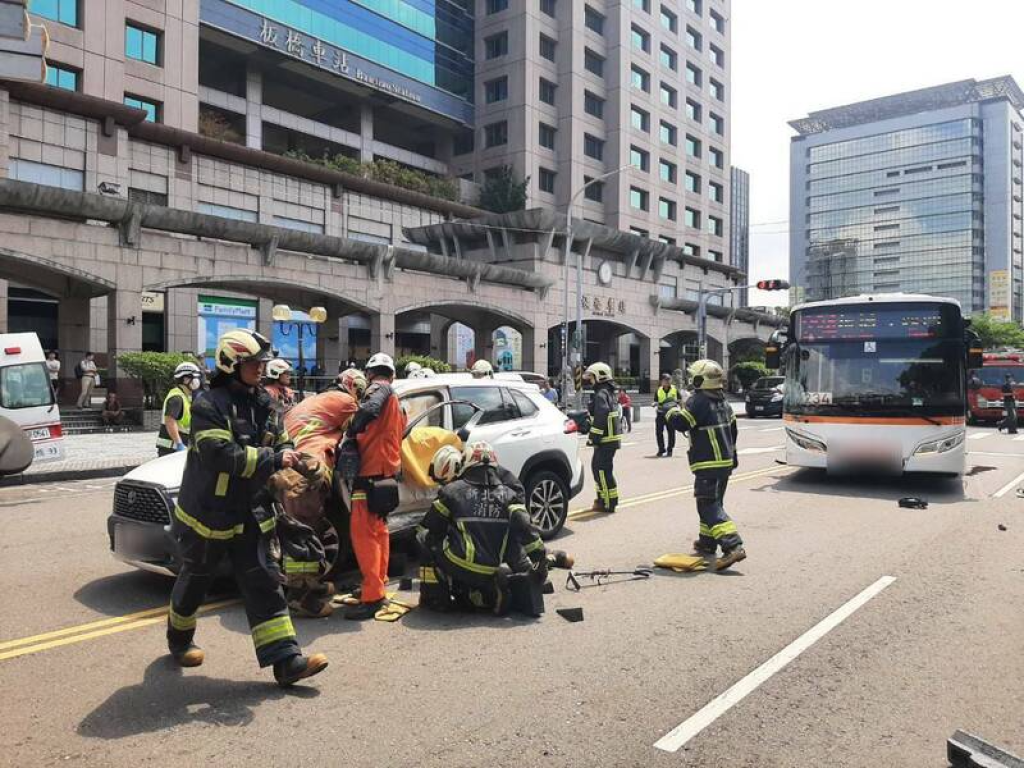 快訊有片／撞擊畫面曝光！板橋車站前車禍 公車追撞多元計程車釀3傷