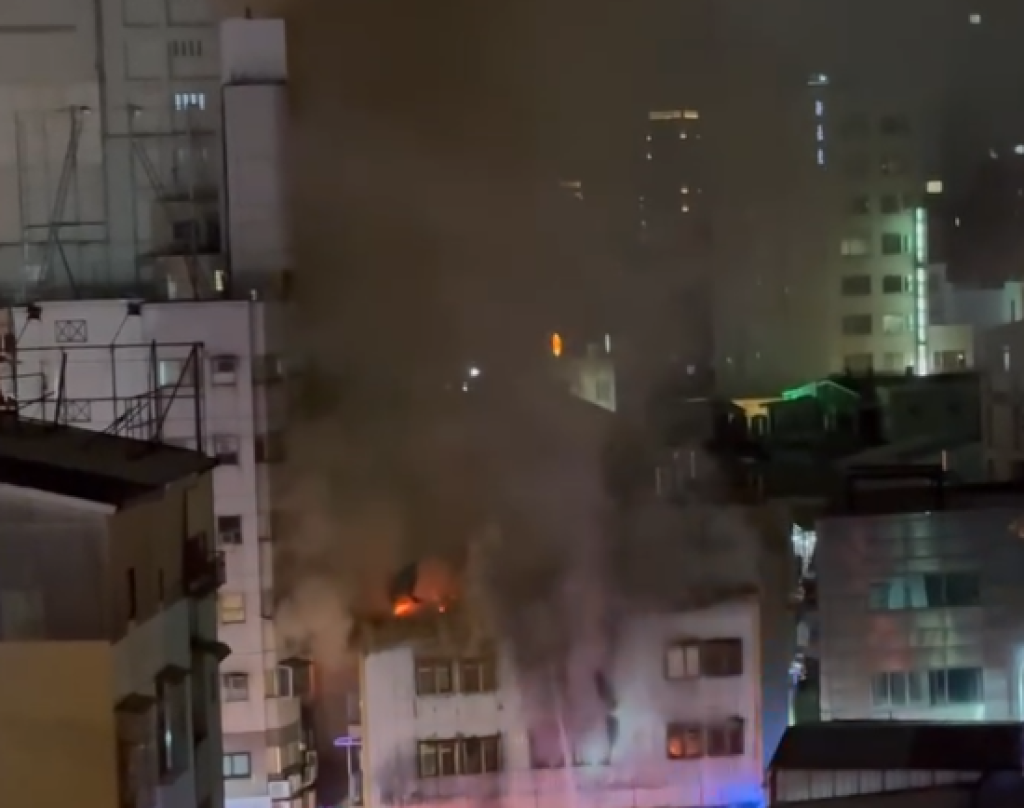 台中暗夜火警！1至3樓全面燃燒　火煙冒出夾雜爆炸聲