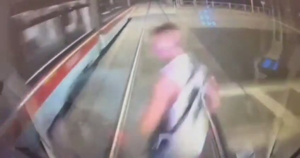影／騎電動滑板車穿越鐵軌　俄19歲男「沒注意列車」被迎面撞飛亡