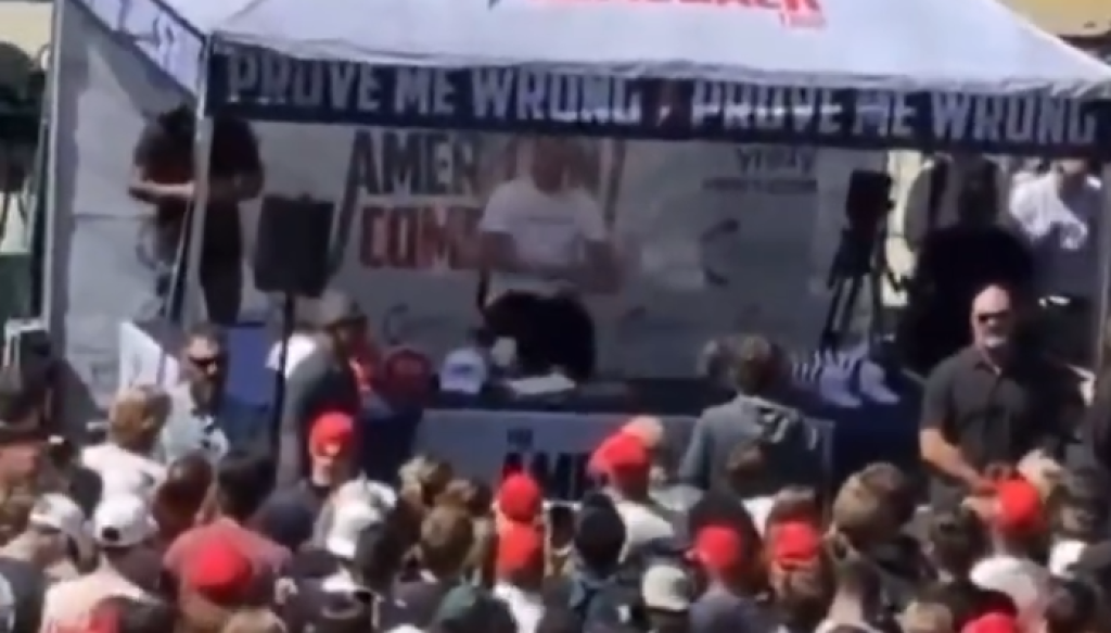 影／挺川普政治評論員Charlie Kirk遭槍殺亡！演講途中遭攻擊影片瘋傳　脖子中彈當場倒下