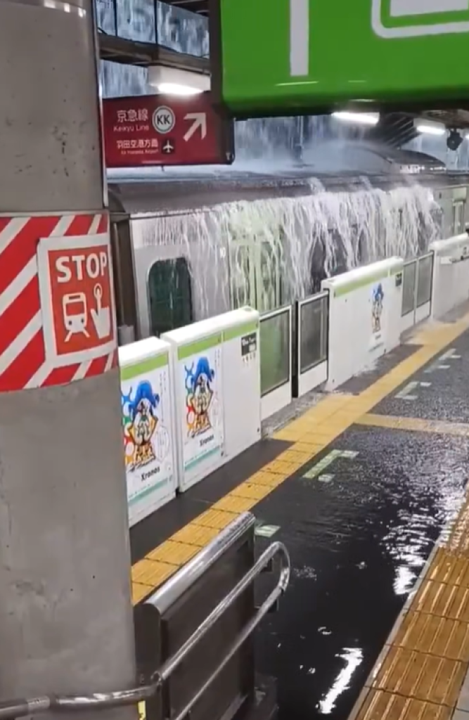 東京暴雨釀「瀑布車廂」　羽田停飛8千人受困、山手線驚現滂沱水幕