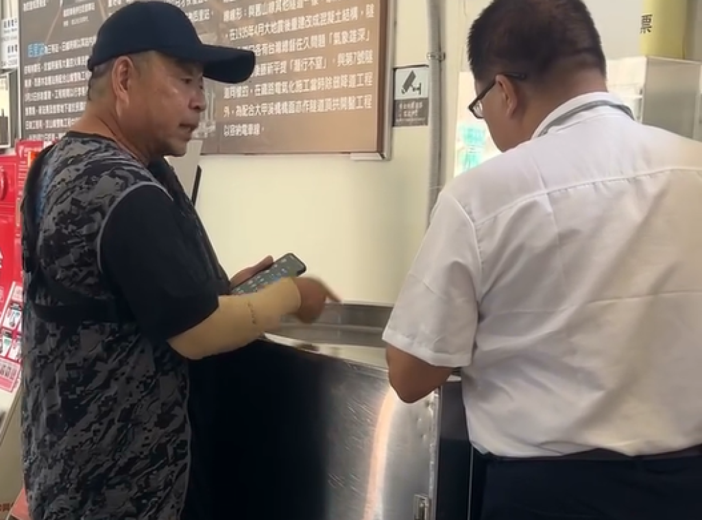 影／男乘客后里車站跟站務人員起糾紛　被旁人酸「奧客」、「你這樣我頭很痛」爆氣動手