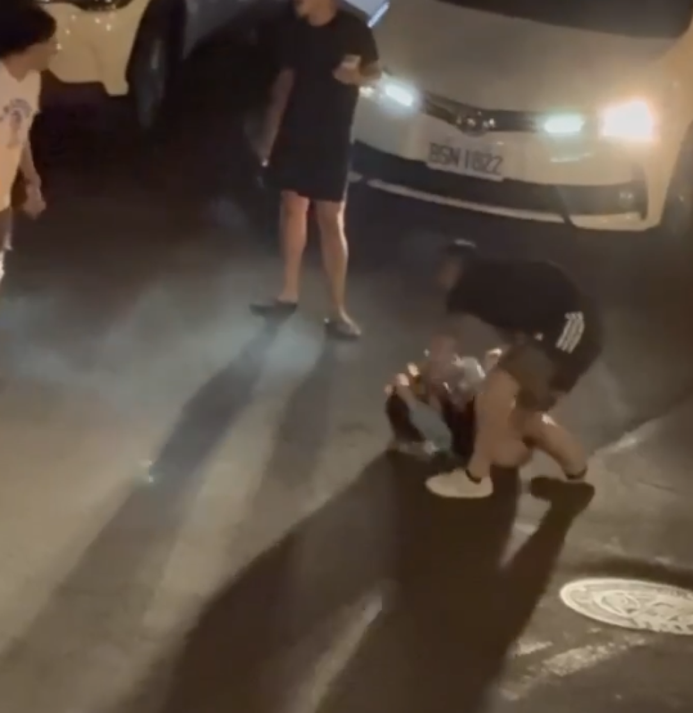 台中街頭對前女友施暴！-　警火速逮人兩罪送辦
