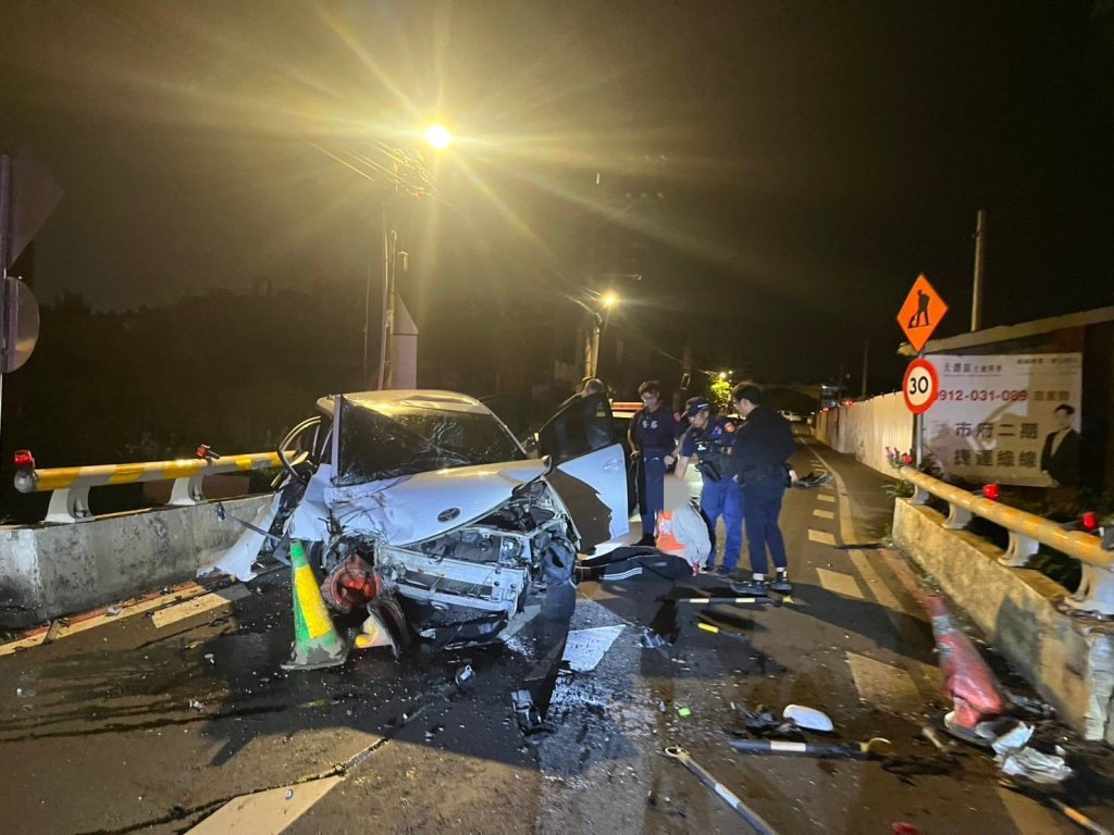 桃園車手面交察覺有異狂飆7公里　「自撞橋墩」車頭爛毀狼狽就逮