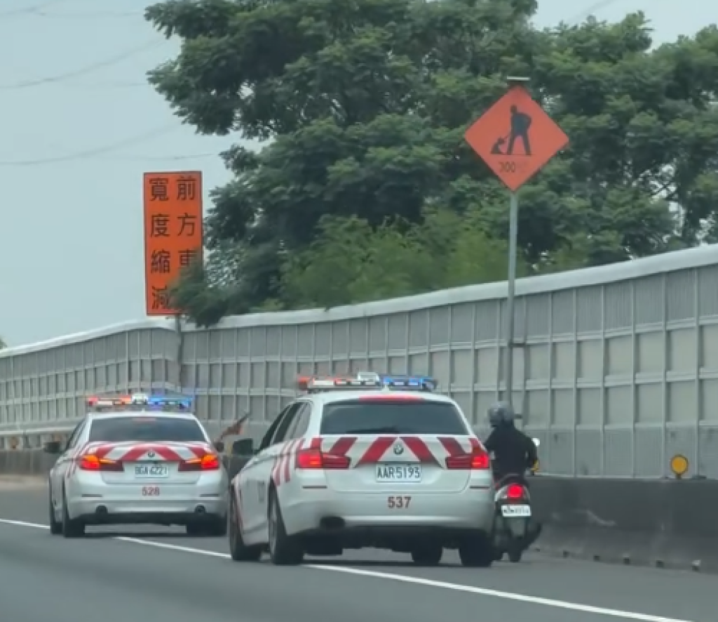 女子騎機車闖國道1號！　3輛紅斑馬攔截圍捕