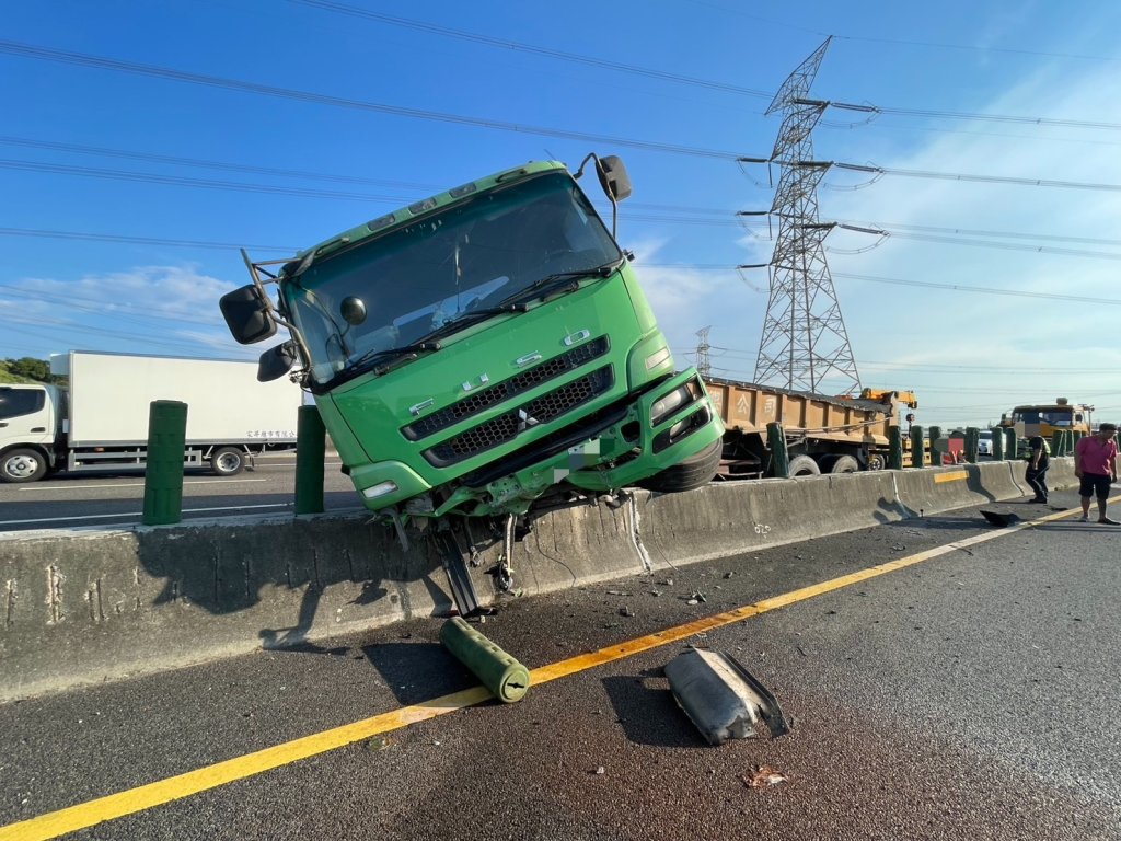國道3號砂石車自撞護欄　駕駛送醫幸無大礙