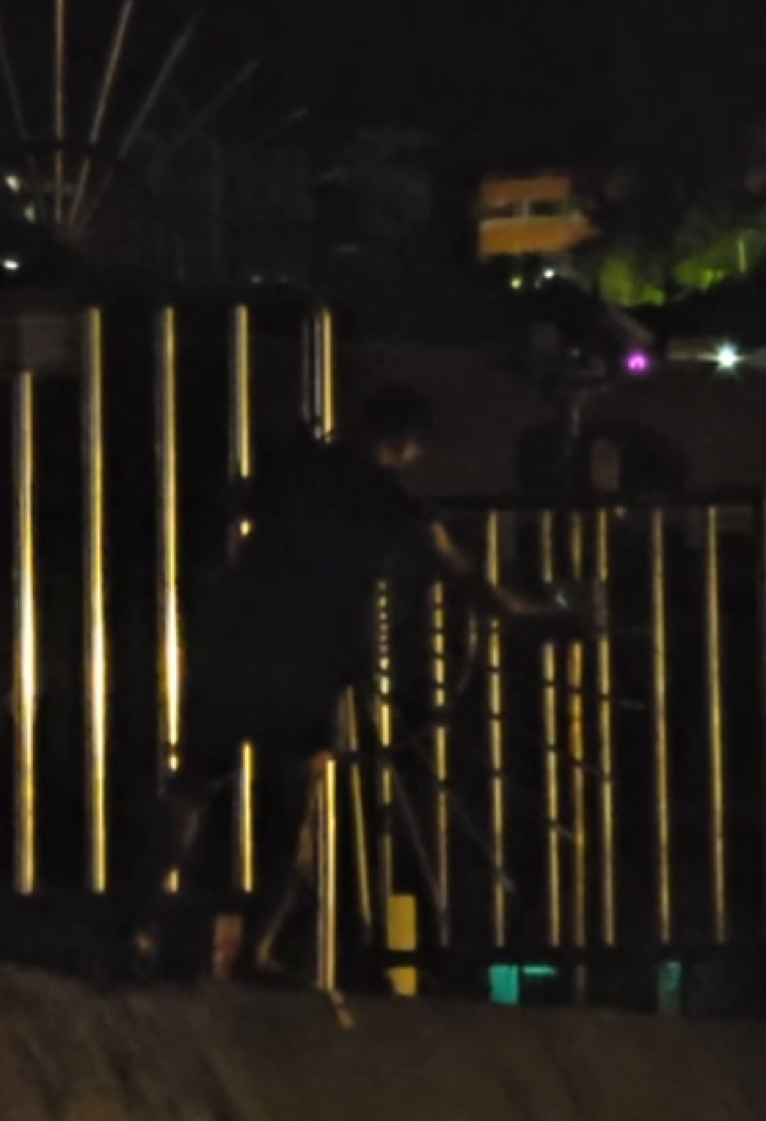 農曆七月夜！西子灣驚見男子拆鐵欄杆　民眾嚇喊「詭異」