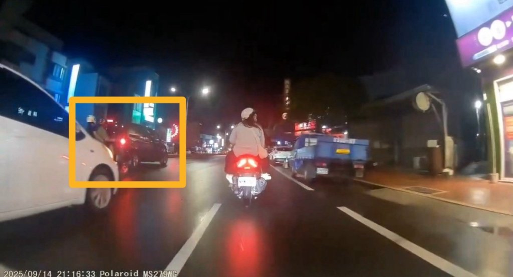 不滿機車突切車道險害撞還按喇叭 賓士車不爽怒追攔車 火爆場面曝
