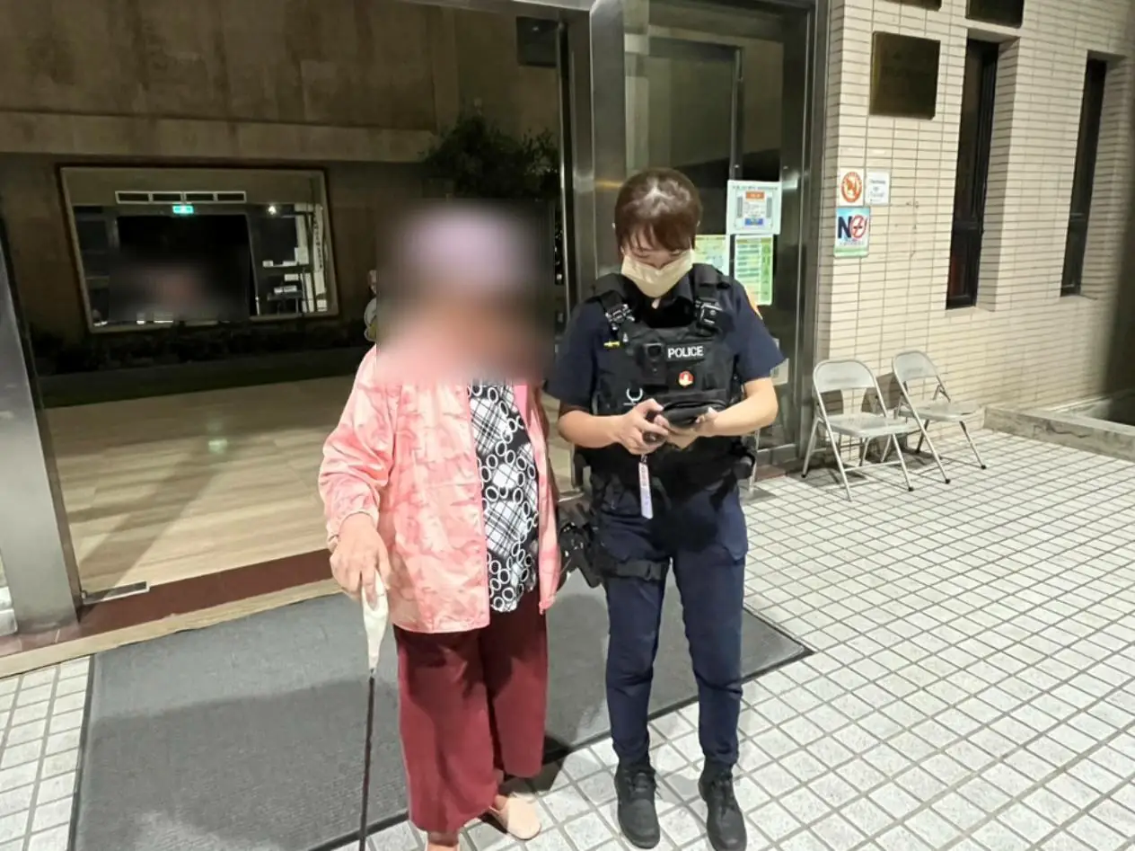 想幫忙卻反被害 阿嬤聽怪聲外出卻走失 警暖心護送回家