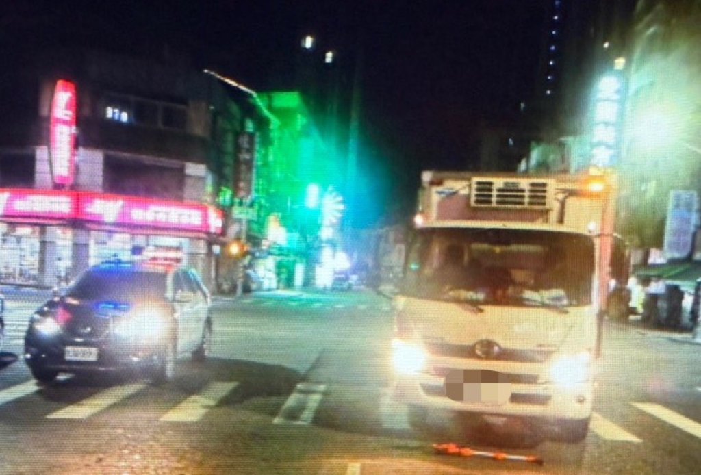 高雄深夜路口男子遭左轉貨車撞飛　多處擦傷送醫