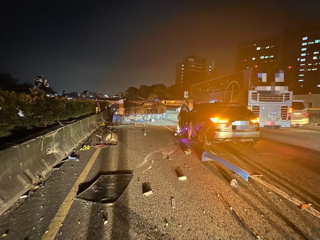 遊覽車疑變換車道不慎　小貨車碰撞翻覆「塞爆」國3土城段