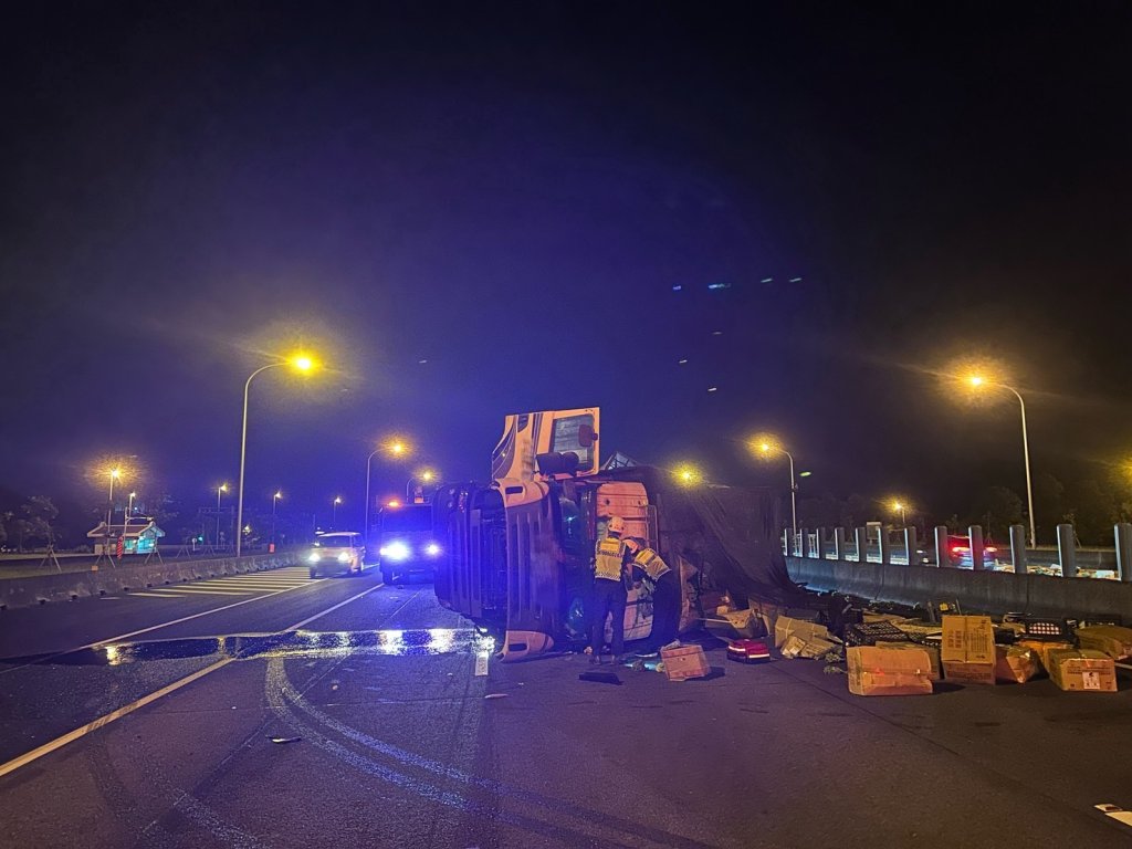 國道運菜聯結車爆胎翻覆！　車流阻塞3小時
